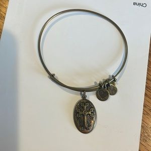 Cross bangle bracket